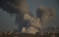 Israel tấn công hai hướng vào Gaza