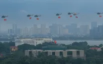 Biên đội máy bay trình diễn thả bẫy nhiệt trên nền trời Hà Nội trong ngày tổng duyệt A80
