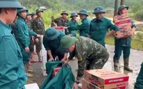 Cán bộ, chiến sĩ hỗ trợ nhân dân khắc phục hậu quả bão lụt