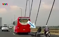 Lấn làn thiếu quan sát, hai xe máy ngã trước đầu ô tô trên cầu Nhật Tân