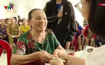 Người dân phấn khởi nhận quà Quốc khánh 2/9