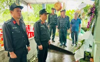 Lãnh đạo Bộ Tư lệnh CSCĐ viếng mẹ của chiến sĩ đang thực hiện nhiệm vụ A80