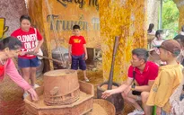 Người dân trải nghiệm trang trí nón lá, thử xay lúa tại Thảo Cầm Viên