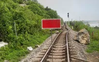 Sạt lở đá làm xô lệch đường ray, đường sắt Bắc - Nam tê liệt