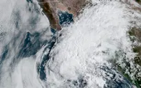Đường phố Mexico ngập bùn đất sau khi bão Lorena đổ bộ