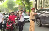 Kéo giảm ùn tắc giao thông trước cổng trường học