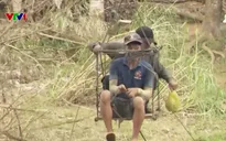 Hiểm nguy khi đu dây cáp qua suối ở Lâm Đồng