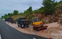 Cát trên đồi tràn xuống cao tốc Vĩnh Hảo - Phan Thiết gây cản trở giao thông