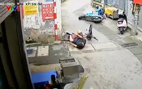 Mải xem điện thoại, tài xế xe máy điện đâm hất văng người đi xe đạp