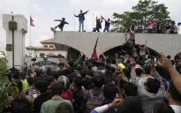 Cảnh sát Nepal dùng hơi cay, đạn cao su trấn áp người biểu tình trước tòa nhà quốc hội