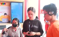 Người dân được đeo tai phone, lắng nghe cuộc gọi lừa đảo tại Triển lãm thành tựu đất nước