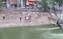 Hà Nội dẫn nước từ hồ Tây về sông Tô Lịch: Kỳ vọng làm “sống lại” dòng sông ô nhiễm