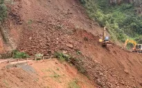 Thông tuyến quốc lộ 32 sau 15 giờ ách tắc do sạt lở