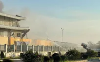 Nhà xưởng 7.000 m² bốc cháy trong đêm, hàng chục công nhân thoát nạn