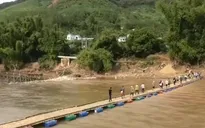 Bộ Chỉ huy Quân sự tỉnh Sơn La giúp dân dựng cầu phao tạm qua sông