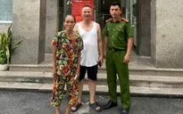 Công an giúp đỡ cụ bà đi lạc trở về với gia đình