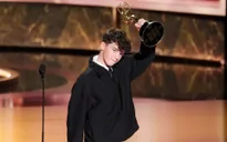 Sao phim về biến cố tuổi vị thành niên giành chiến thắng lịch sử tại giải Emmy