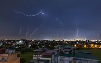 Cảnh báo mưa dông kèm lốc sét ở Hà Nội và cục bộ mưa lớn ở nhiều khu vực