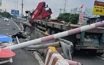 TP Hồ Chí Minh: Xe đầu kéo mất lái tông dải phân cách Quốc lộ 51, tài xế nguy kịch