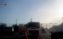 Tai nạn rình rập khi đi vào điểm mù xe tải