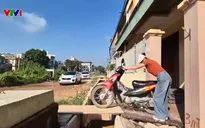 Đường Ngô Quyền (Hà Nội) thi công dở dang gây khó khăn cho hàng trăm hộ dân