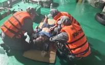 Cấp cứu kịp thời ngư dân bị ngộ độc nặng trên biển