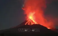Indonesia nâng mức cảnh báo vì núi lửa phun trào