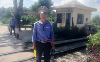 Nhân viên đường sắt cứu người thoát chết trong gang tấc