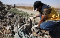 Phát hiện hàng chục thi thể từ một ngôi mộ tập thể gần Damascus, Syria