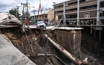 Hố tử thần khổng lồ xuất hiện bên ngoài bệnh viện ở Bangkok