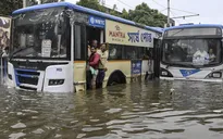 Mưa lớn gây tê liệt “thành phố niềm vui” của Ấn Độ, ít nhất 10 người thiệt mạng
