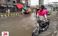 Tài xế giao hàng đối mặt hàng loạt rủi ro trong mùa mưa lụt ở Pakistan