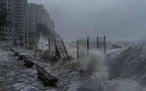 Bão Ragasa “xé toạc” một khách sạn ở Hong Kong (Trung Quốc)