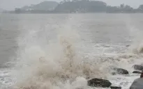 Bão Bualoi tiến gần vào Biển Đông, sóng cao 7m, biển động dữ dội