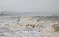 Tâm bão số 10 cách Hoàng Sa 270km, biển động dữ dội