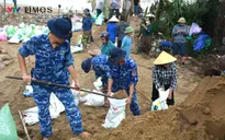 Ứng phó bão số 10: Hà Tĩnh huy động hàng nghìn cán bộ, chiến sĩ giúp dân sơ tán và gia cố đê xung yếu