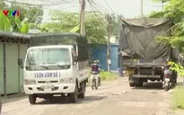 Xe quá tải lưu thông trái phép làm hỏng đường nông thôn