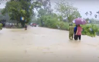 Hàng chục bản làng miền Tây Nghệ An bị cô lập, nhiều tuyến tỉnh lộ ngập sâu