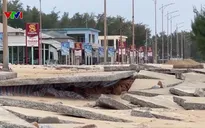 Bão số 10 cuốn trôi đường ven biển Thuận An, phá hỏng kè đá