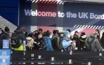 Anh có thể siết chặt quy định cấp quyền định cư vĩnh viễn cho người nhập cư