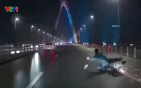 Đi vào làn ô tô trên cầu Nhật Tân, thanh niên đi xe máy va vào dải phân cách