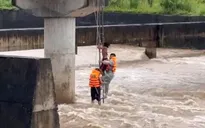 Tuyên Quang: Giải cứu thành công nạn nhân mắc kẹt giữa dòng lũ