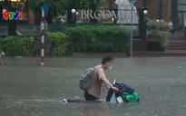 Người dân Thủ đô chật vật, sinh hoạt đảo lộn trong ngày mưa kéo dài