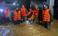 Sơn La: Bộ đội xuyên đêm cứu dân bị cô lập khỏi dòng lũ