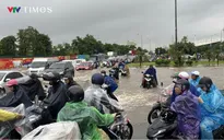Hà Nội: Nước ngập sâu, người dân bì bõm lội nước trên đường phố