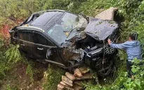 Lào Cai: Sạt lở cuốn ô tô xuống vực sâu, 3 người may mắn thoát chết