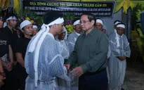 Thủ tướng thăm hỏi người dân bị thiệt hại do lốc xoáy tại Ninh Bình