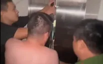 Thang máy rơi xuống tầng hầm ngập nước, lực lượng cứu hộ Hà Nội giải cứu kịp thời
