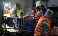 Hà Nội hỗ trợ bà con vạn chài sông Hồng ứng phó mưa bão