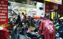 Người dân Hà Nội chờ dài ở tiệm sửa xe sau mưa ngập